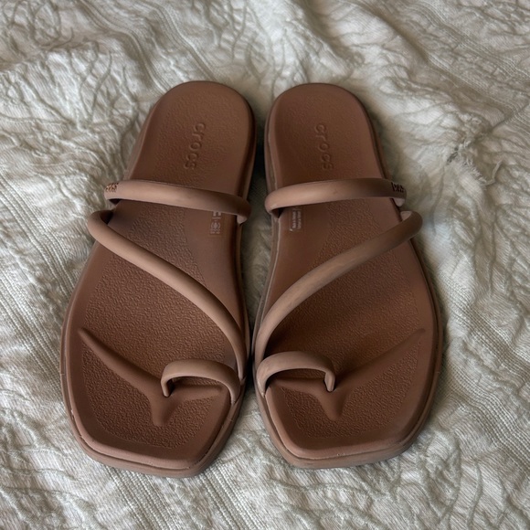 CROCS Viral Miami Toe Loop Sandals - Picture 1 of 5